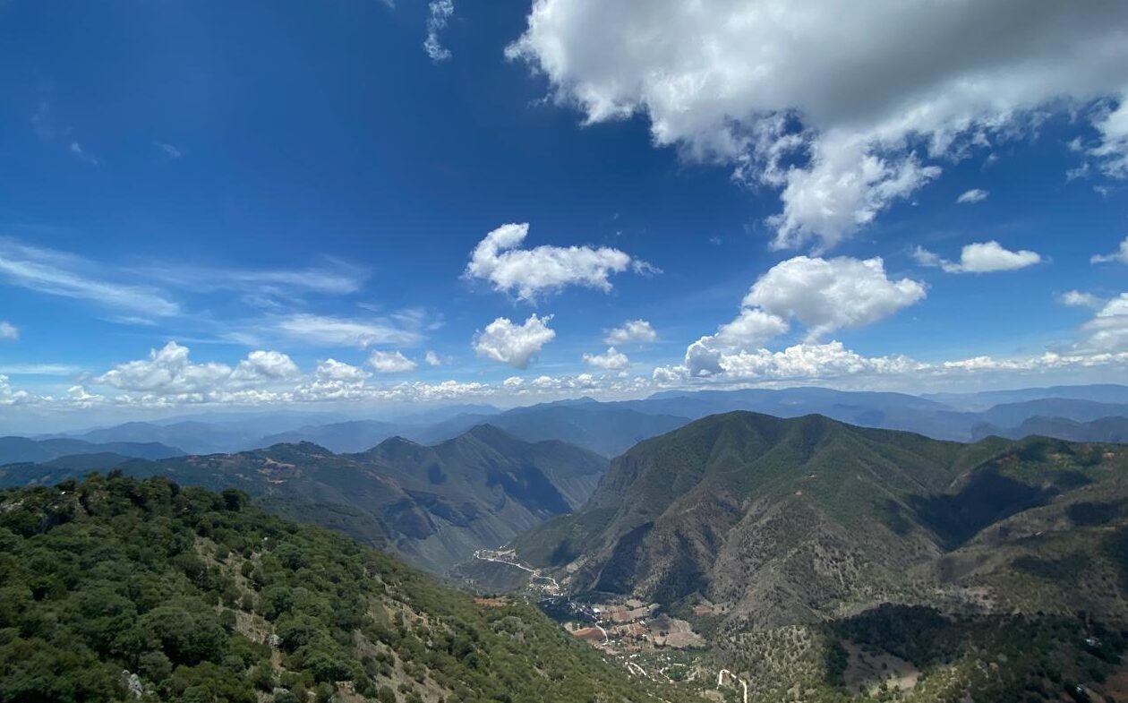 Paisaje natural que representa la expansión del periodismo ambiental al espacio público